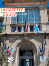 entrée de la mairie et drapeaux